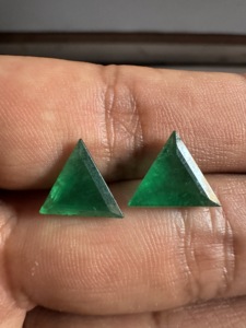 มรกตแซมเบียธรรมชาติทรงสามเหลี่ยมคู่เข้าชุดกัน |   พลอยสีเขียวเข้มเม็ดเดี่ยว น้ำหนัก 5.25 กะรัต สำหรับงานออกแบบเครื่องประดับชั้นดี - Product Image 4