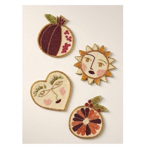 Juego de 4 Posavasos Hechos a Mano con Cuentas de Cristal en Forma de Corazón, Naranja y Granada para Tazas de Té/Café, Regalo para Cumpleaños, Aniversarios, Decoración del Hogar - Product Image 1