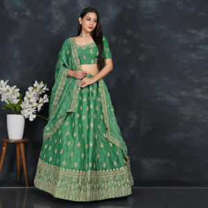 ชุดเลเฮนกาโชลีผ้าไหมพร้อมกระโปรงปักลายด้วยด้ายอย่างประณีต จับคู่กับเสื้อทรงเข้ารูปและผ้าคลุมไหล่เข้าชุด - Product Image 2