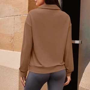 Sudadera personalizable oversize de felpa francesa para mujer con media cremallera, cuello simulado, color liso y hombros caídos, estilo urbano. - Product Image 3