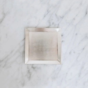 Plateau carré en fer plaqué argent fait main avec bord structuré pour servir des aliments, des boissons, des collations, des desserts et pour la restauration - Product Image 2
