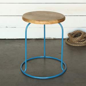 เก้าอี้เหล็กดีไซน์โดดเด่น โครงสร้างไม้ พร้อมที่นั่งไม้หนาและขาเหล็กแข็งแรงเพื่อความมั่นคง - Product Image 2