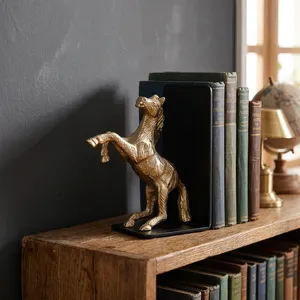 Serre-livres en aluminium doré en forme de cheval avec base noire, sculpture élégante de cheval au galop, support décoratif en métal pour livres de luxe - Product Image 2