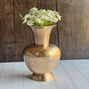 แจกันทองเหลืองสองดอกที่สง่างามพร้อมรูปทรงเพรียวบางและดีไซน์ใบแกะสลักด้วยมือมีจำหน่ายในราคาขายส่ง - Product Image 6