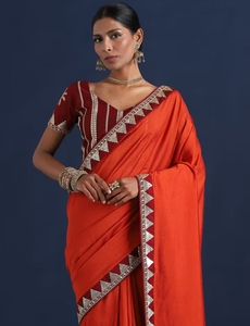 Sari de Diseño KV para Mujer, en Seda Vichitra Color Óxido, con Adornos y Blusa sin Coser - Product Image 4