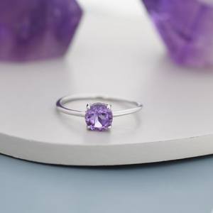 Anillo de Compromiso de Plata de Ley con Cristal de Amatista Genuina de 1 Quilate, Corte Brillante Redondo, Engaste de Garras, Anillo Apilable de Lujo - Product Image 1