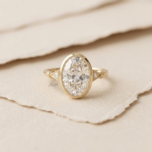 Bague de fiançailles vintage à taille ovale en or 18 carats plaqué rhodium, sertie clos, certifiée IGI, pour cadeau d'anniversaire de mariage - Product Image 1
