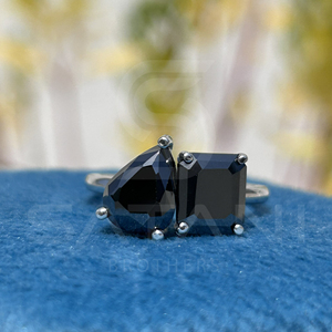 แหวนทองคำขาว 10K ประดับเพชรโมอิสซาไนต์สีดำทรง Toi Et Moi รูปทรงลูกแพร์และทรงมรกต สองเม็ด ของขวัญวันครบรอบแทนคำมั่นสัญญา - Product Image 2