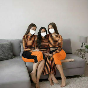 Conjunto de faldas personalizadas OEM de alta calidad para mujer, top corto con capucha y estampado de logotipo informal, conjunto de faldas con capucha para invierno. - Product Image 5