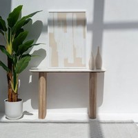 Table console Vandana Lunaris Altis avec plateau en marbre, design moderne et luxueux en bois massif
