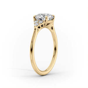Hermoso Anillo Clásico Redondo de Plata 925 con Moissanita y Pequeños Agrupamientos Laterales para Uso Diario de Mujer - Product Image 4
