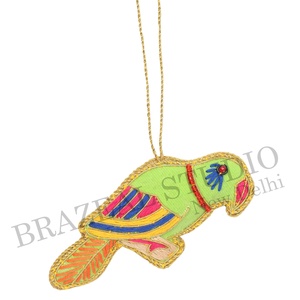 Ornements de Noël personnalisés en velours satiné brodé de perles, fabriqués à la main par Brazeal Studio, écologiques, avec motif de perroquet. - Product Image 5