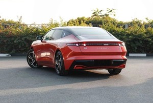 Auto Eléctrico Sedán 2024 con Tracción en las Cuatro Ruedas, Batería de Litio, Neumáticos R18, Asientos de Cuero, Interior Rojo y Negro, Exterior Marrón - Product Image 2