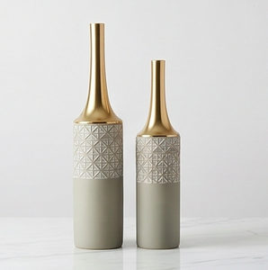 Ensemble de 2 vases géométriques en céramique et métal dorés modernes pour centre de table moderne ou accent décoratif de salon - Product Image 1