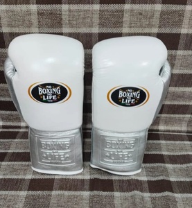 No Boxing No Life Guantes de Entrenamiento y Sparring de MMA de Cuero Genuino Blanco Plateado con Cordones, Logotipo Grabado, Antideslizantes y Muñequera Ajustable para Adultos - Product Image 4