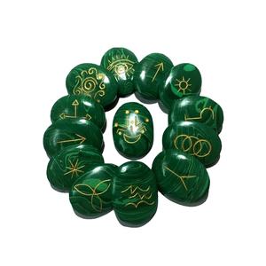 Alta calidad Karuna golpe forma de malaquita piedra ovalada 13 piezas Karuna conjunto de piedras preciosas de cristal curativo natural Karuna Set al por mayor - Product Image 1