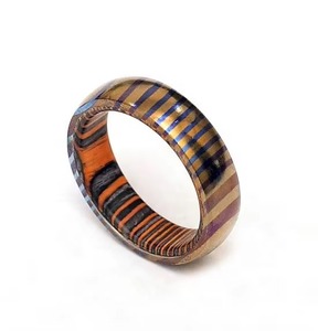 Anillo de Acero de Damasco para Hombre, Anillo de Boda con Funda de Madera Hecha a Mano, Ajuste Cómodo, Anillo de Compromiso con Patrón Único, Joyería - Product Image 1
