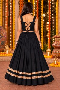 Conjunto de Lehenga Choli de Seda Romana Negra para Mujer, Blusa Bordada de Secado Rápido, Vestido Anarkali Largo con Borde Dorado para Diwali - Product Image 2