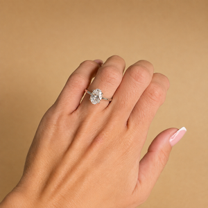Anillo de Compromiso con Diamante Cultivado en Laboratorio de Corte Ovalado de 2 Quilates, Oro Blanco de 14k, Solitario Catedral con Halo Oculto, Certificado IGI VVS2 - Product Image 3