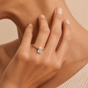 Bague de fiançailles solitaire en or plaqué 14 carats certifiée IGI, sertie d'un diamant taille émeraude à quatre griffes, pour mariage et anniversaire - Product Image 3
