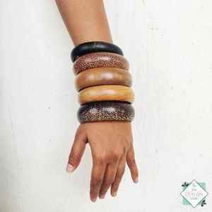 Conjunto de Brazaletes Vintage de Madera Teñida con Geometría Irregular, Conjunto de Pulseras Artesanales para Regalo de Mujer, Joyería de Alta Calidad - Product Image 1