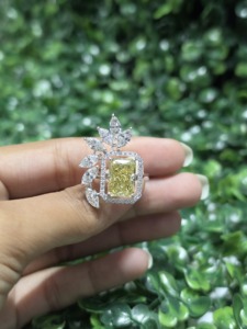 แหวนเพชรทรงรัศมีสีเหลืองแฟนซีเพาะเลี้ยงในห้องปฏิบัติการ ทองคำขาวสำหรับผู้หญิง ประดับเพชรทรงมาร์คีส์ด้านข้าง ชุบโรเดียม หรูหราสำหรับงานแต่งงาน - Product Image 4