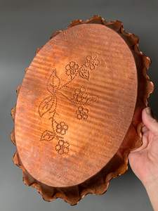 Elegante bandeja de cobre puro con diseños de motivos religiosos grabados para servicios de catering en hoteles y restaurantes al precio más bajo. - Product Image 2