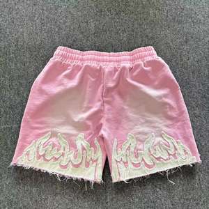 Nouvel Arrivage Short rose délavé à l'acide à bords bruts avec appliqué personnalisé, short à cordon de serrage, short en molleton oversize style hip-hop - Product Image 2