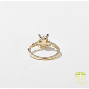 Bague élégante en argent sterling 925 avec diamant de laboratoire rectangulaire central et pierres latérales baguette, finition dorée, bijou de fiançailles - Product Image 4