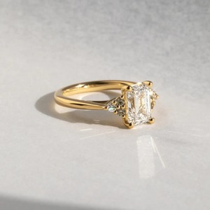 Anillo de Diamantes con Corte Esmeralda de 1.60CT Vintage con Piedras Decorativas Redondas en Racimo, Oro de 14K - Product Image 5