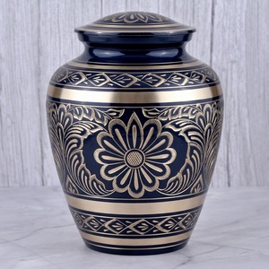 Urna Funeraria de Latón para Cenizas Humanas con Banda Grabada en Oro con Diseño de Hojas y Superficie Pulida - Product Image 4