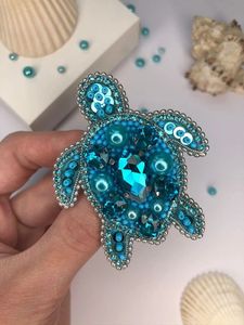 Broche brodée à la main avec des perles colorées, des paillettes et des accents de perles - Product Image 4