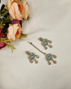 Collier artisanal en pierre précieuse de coupe ovale avec boucles d'oreilles et mangtika, ensemble de bijoux traditionnels de créateur pour occasions festives, fabriqué par des fabricants. - Product Image 3