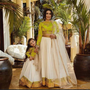 ชุดเลเฮนกาโชลีเข้าชุดสำหรับแม่และลูกสาว เสื้อครอปสีเขียวมะนาวและกระโปรงสีงาช้างพร้อมผ้าคลุมไหล่ - Product Image 1