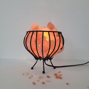 Lampe décorative en maille métallique moderne, artisanale, en forme de pyramide, avec panier en fer sculpté, lampe de sel de l'Himalaya et interrupteur à intensité variable - Product Image 4