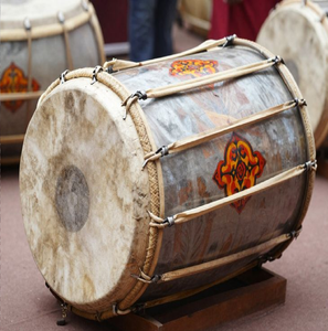 Dholak en bois poli avec plaques décoratives en laiton, cordes de réglage tressées dorées et pompons noirs, à prix de gros. - Product Image 4