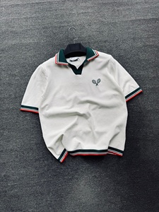 เสื้อโปโลแขนสั้นสีขาวคุณภาพพรีเมียมสำหรับผู้ชาย ปักลายไม้เทนนิสไขว้ คอวี ผ้าฝ้ายอ๊อกซ์ฟอร์ด - Product Image 1