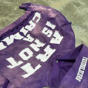 Sudadera con capucha corta Purple Art. Sudadera con Capucha y Estampado con Efecto Decolorado. Chaqueta corta con cremallera estilo streetwear. Fabricante OEM - Product Image 3