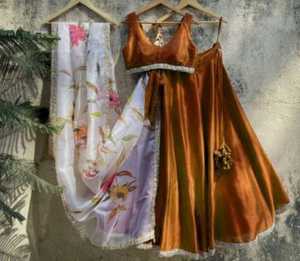 Colección de ropa moderna de nuevo diseñador para mujer Lehenga Choli de seda satinada con proveedor indio Dupatta floral - Product Image 4