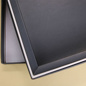 Boîte cadeau personnalisable EcoRev à fermeture magnétique pour chemises, en carton rigide pliable avec insert en papier, couvercle et base, avec logo et éponge - Product Image 3
