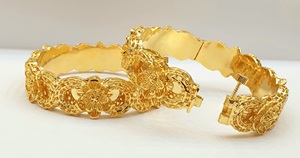ขายส่งกำไลข้อมือผู้หญิง SARA ชุบทอง 24K สแตนเลสสตีล ดีไซน์คลาสสิก ทันสมัย คุณภาพสูง แฟชั่น เหมาะสำหรับงานหมั้นและงานแต่งงาน - Product Image 3