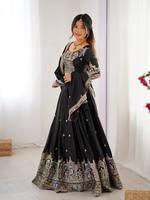 Ensemble Lehenga traditionnel avec broderie Dori, look de designer, orné de magnifiques motifs Dori avec des travaux de broderie au fil et aux sequins en noir.