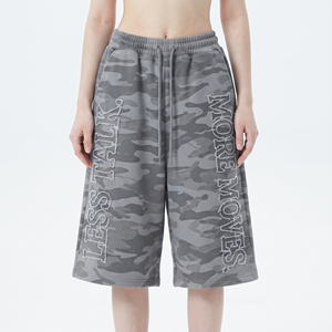 Shorts amples brodés pour femme, en molleton épais 420 GSM, style baggy, motif camouflage, longs - Product Image 1