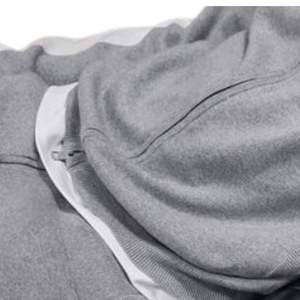 Veste de survêtement grise en maille avec bande latérale, fermeture éclair, style streetwear décontracté, poignets côtelés, maille douce, style athlétique unisexe, coupe confortable Pro - Product Image 5