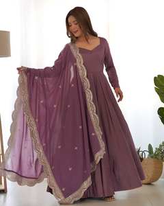 Robe Anarkali longue unie de 5,5 mètres avec bordure ajourée et dupatta en georgette - Product Image 5