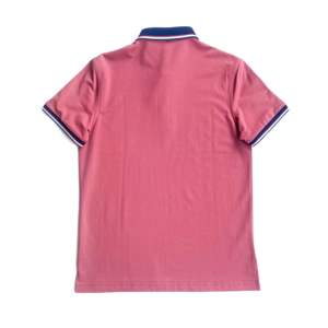 เสื้อโปโลผู้ชายแฟชั่นใหม่สไตล์เรโทรทรงเข้ารูปลำลอง ผ้าฝ้ายสำหรับธุรกิจ เล่นกอล์ฟ ระบายอากาศได้ดี เสื้อกีฬาแขนสั้น สีพื้น - Product Image 2