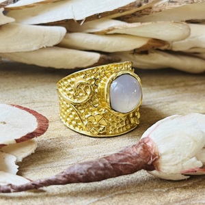 Bague Bohème Tendance en Calcédoine Bleue Unique, Bijou en Laiton Plaqué Or 18 carats pour Femme, Anneau Floral Ethnique Spectaculaire, Vente en Gros - Product Image 3