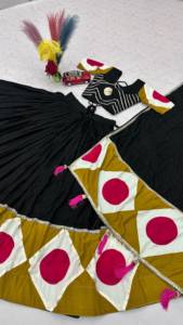 Ensemble Lehenga haut de gamme en pur coton entièrement cousu avec de lourdes broderies à la main, des motifs Gotta Patti authentiques et des Latkan traditionnels faits à la main - Product Image 6