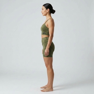Conjunto Deportivo de Dos Piezas para Mujer, Color Verde Oliva, Sujetador Deportivo Sin Costuras y Pantalones Cortos de Cintura Alta, Ropa Deportiva para Yoga - Product Image 2
