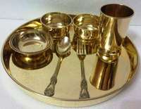 Fabricant en gros d'ensembles de vaisselle en laiton, fourchettes, cuillères, assiettes, bols de service, design classique, finition polie, respectueux de l'environnement